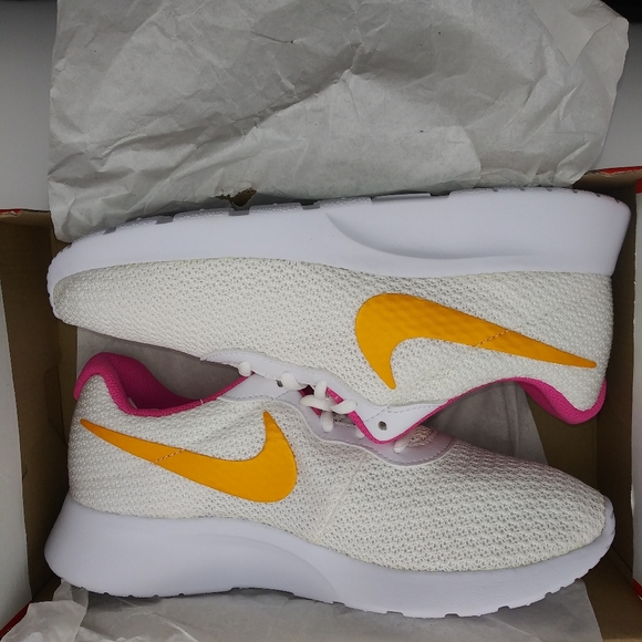 NIKE Tanjun Womens Sneakers - Picture 6 of 9